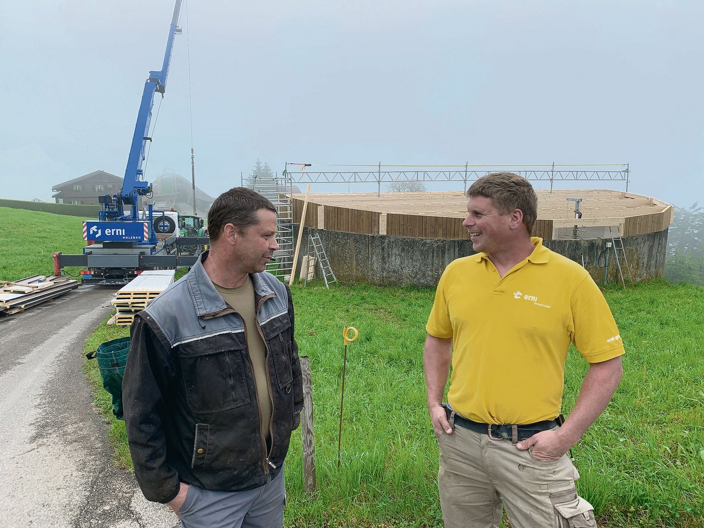 Landwirt Jörg Gabriel (l.) freut sich zusammen mit Alex Keller von der Holzbaufirma Erni über die in zwei Tagen montierte Abdeckung. Noch fehlt auf dem Bild das Blechdach. (Bilder Josef Scherer)