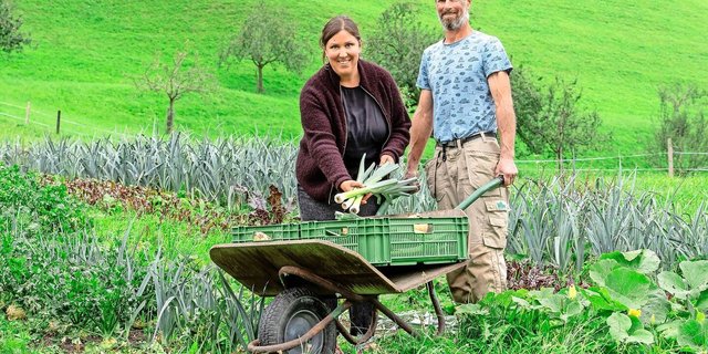 Anita Z’Rotz und Martin von Holzen in ihrem Gemüsegarten. Sie beliefern bereits 73 Kunden mit Gemüsekörben und vermitteln ihr Wissen und ihre Erfahrungen an weitere Interessierte. 