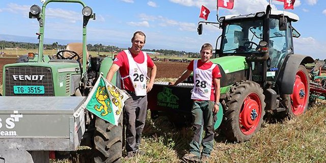 Stefan Spring (l.) und Marco Angst in Kenia. (Bild Schweizerische Pflüger-Vereinigung)