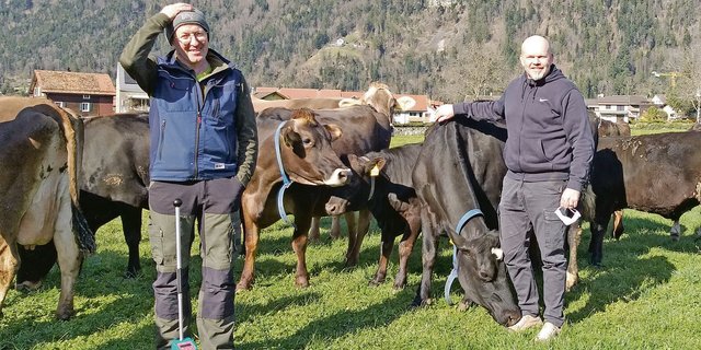 Franz Herger (l.) setzt auf die Lösungen von Weidefachmann Remo Petermann.  (Bild Edith Aschwanden)