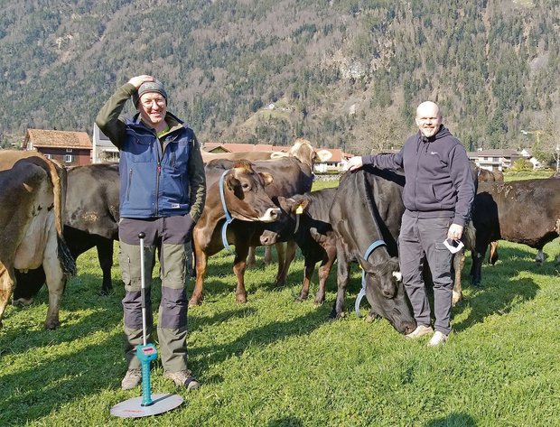 Franz Herger (l.) setzt auf die Lösungen von Weidefachmann Remo Petermann. (Bild Edith Aschwanden)