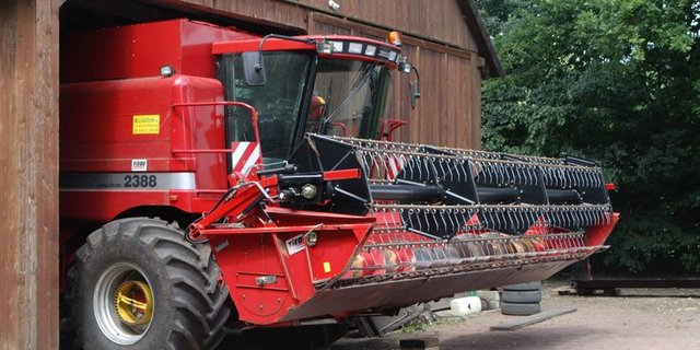 Schwere Landmaschinen können dazu führen, dass sich der Boden verdichtet. (Bild pd)