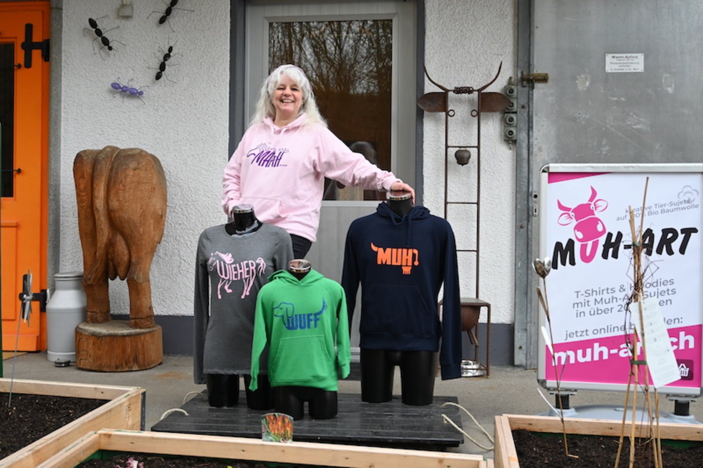 Der Laden von Muh-Art und «Schräge Vögel» in der alten Käserei in Burgistein springt den vorbeifahrenden dierkt ins Auge. 