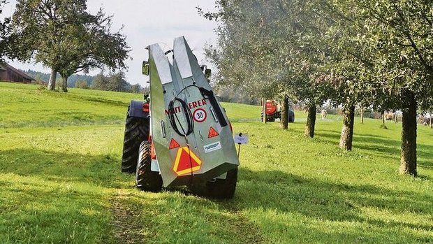 Bei Hochstammgebläse-Spritzen verbessert ein Axialgebläse mit hochgezogenem Turm die Anlagerung.