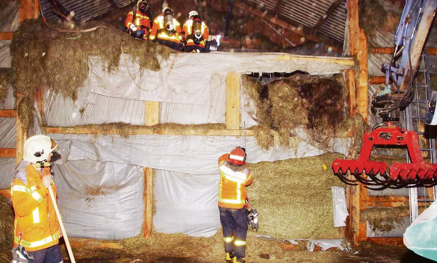 Übergärende Heustöcke können sich schnell entzünden. Eine Zusatzdeckung vieler Versicherungen übernimmt entstehende Brandschäden, aber auch den entstehenden Minderwert bei Erhitzung. (Bild Kantonspolizei St. Gallen)