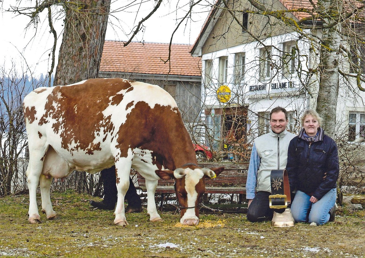 Sandra und Richard Ueltschi aus Les Reussilles verkaufen am 26. Juni fast ihren gesamten Viehbestand. Nur ein paar der ältesten Kühe bleiben auf dem Betrieb. (Bild KeLeKi)