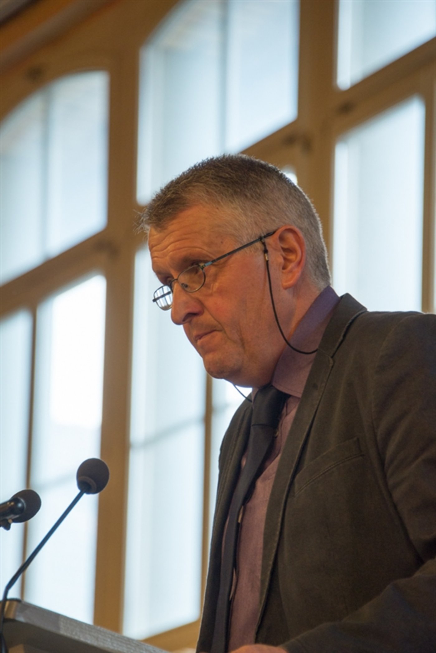 Niklaus Hofer eröffnet die Versammlung und erinnert an die Wetterkapriolen im letzten Jahr, an die zunehmenden BVD-Fälle und die desolate Lage auf dem Milchmarkt. Zum Knatsch zwischen Walter Lüthi und Markus Gerber schweigt er sich aus. 