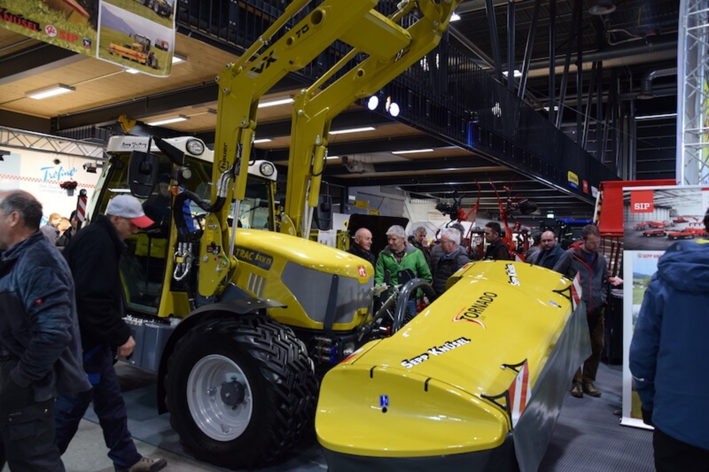 Ob im Tal oder Berggebiet, die Landmaschinen entsprechen Schweizer Verhältnissen. 