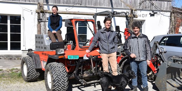 Guido Winterberg (rechts) ist überzeugt, dass elektrisch betriebene Fahrzeuge die Zukunft sind. Die Hofnachfolge ist auch geregelt: Sohn Ramon studiert Agronomie an der ETH und seine Freundin Bettina Erni lernt Landwirtin EFZ. (Bilder Jasmine Baumann)