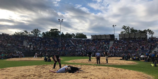 An Grossanlässen ist der Eintritt für alle ab 16 Jahren aktuell nur mit einem Covid-Zertifikat möglich. Am Schwingfest in Aarberg stand für Ungeimpfte ein Testzentrum zur Verfügung. (Bild Sera J. Hostettler) 