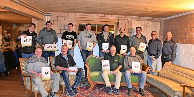 Die Ehrungen der 100 000er-Kühe übernahmen Michel Geinoz und Adrian Weber (rechts).