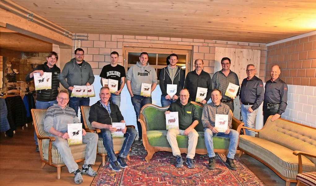 Die Ehrungen der 100 000er-Kühe übernahmen Michel Geinoz und Adrian Weber (rechts).