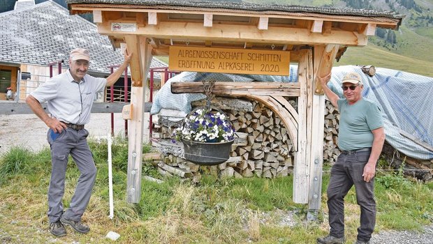 André Rudaz (l.), Präsident der Alpgenossenschaft, und Walter Krummen, der bei der Alpgenossenschaft zuständig ist für die Schaukäserei, sind stolz auf das Erreichte.