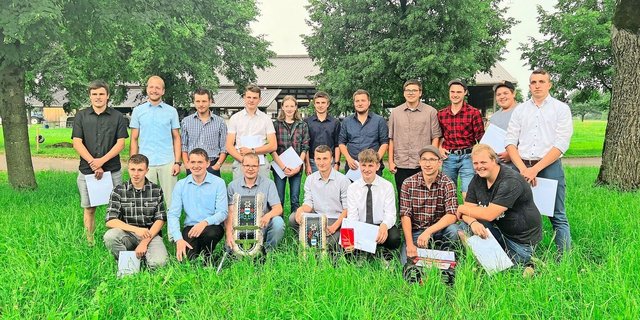Strahlende Gesichter an der Schlussfeier des LBBZ Schluechthof: 17 junge Männer und Frauen sind nun Landwirt/in EFZ.