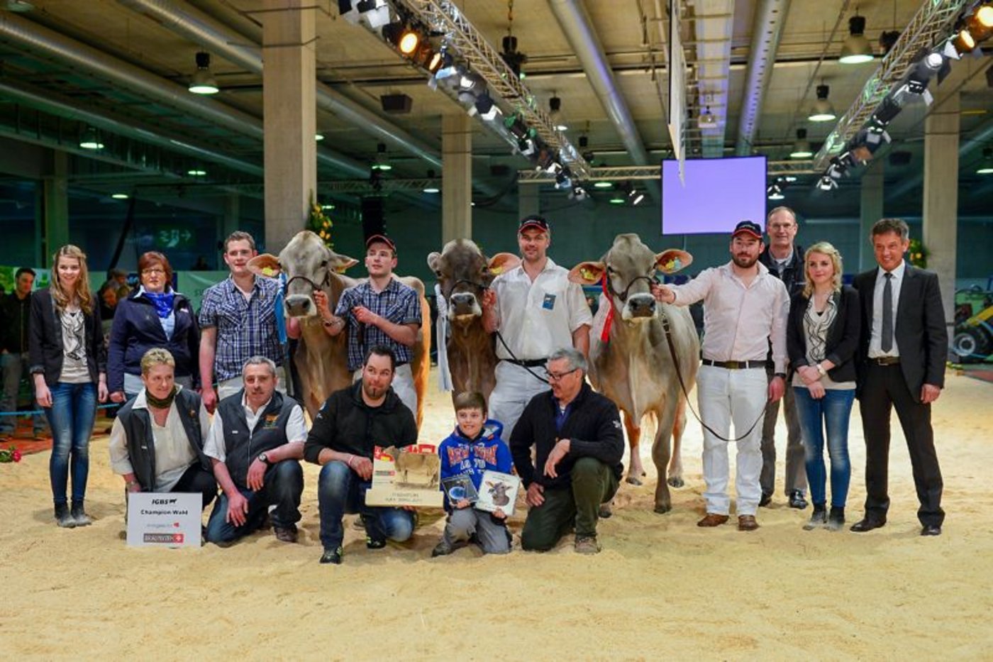 Grand Champion: Stuppan’s Gilberto Pilla, Georg Florin und Tönet Stuppan, Serneus (Mitte); Reserve-Grand-Champion: Langenhard’s Agio Aspen, Urs Hofer/Thomas und Jakob Kündig, Rikon im Tösstal (rechts) und Mention Honorable: Kaderli’s Glenn Gwendy, Erich Kaderli, Götighofen. (Bilder zVg)