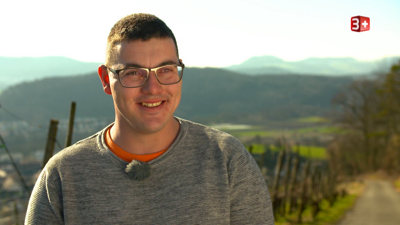 Er ist humorvoll und zieht seine Freunde auch gern mal auf. Deshalb wünscht er sich auch eine Partnerin, die ab und zu für einen Spass zu haben ist. (Bild 3+)