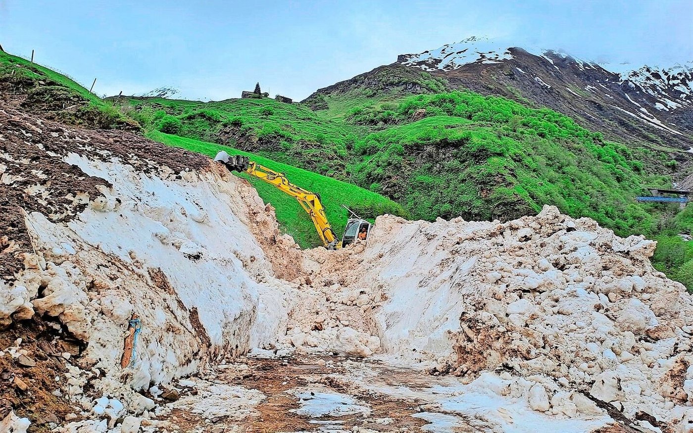 Sechs Meter hoch türmte sich der Lawinenkegel, der die Zufahrt zur Vorweide von Älpler Heinz Planzer in Realp blockierte.