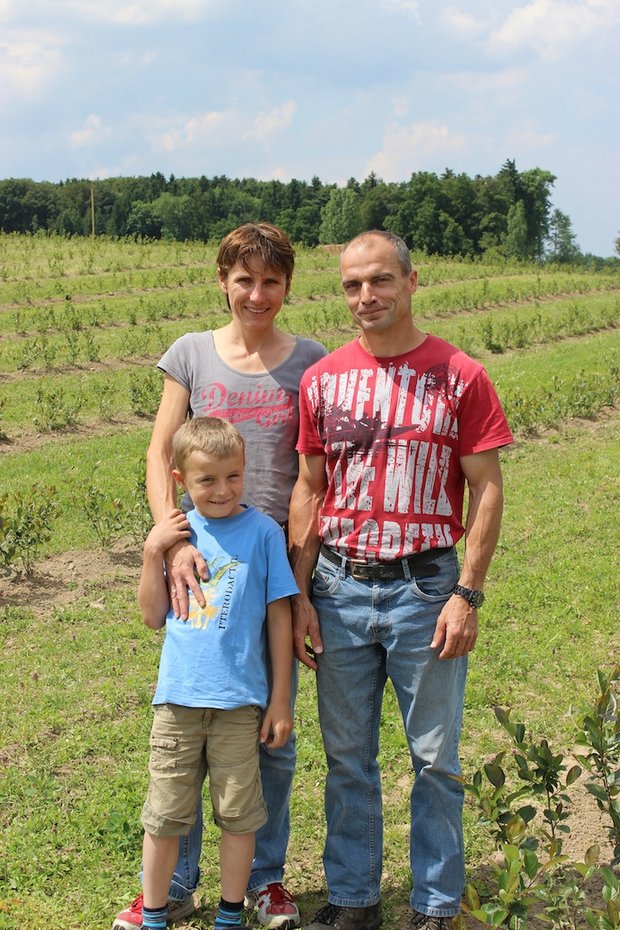 Thomas und Anita Heggli aus Benzenschwil AG produzieren auf 15 ha Aronia. (Bild Christian Wohler)
