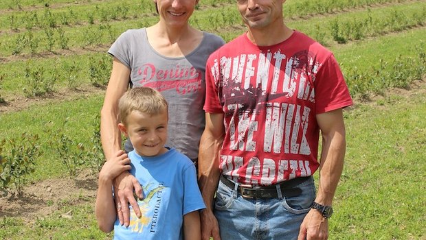 Thomas und Anita Heggli aus Benzenschwil AG produzieren auf 15 ha Aronia. (Bild Christian Wohler)