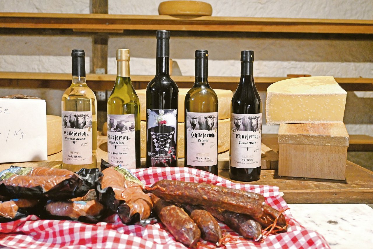Familie Chervet verkauft den eigenen Wein, der Käse sowie Trockenwürste und Schnaps direkt am Hofmarkt und an Märkten in der Region. (Bild jba)