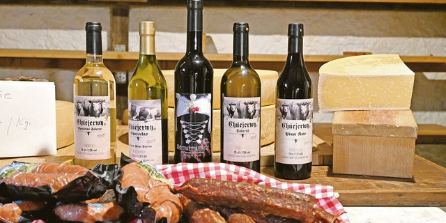 Familie Chervet verkauft den eigenen Wein, der Käse sowie Trockenwürste und Schnaps direkt am Hofmarkt und an Märkten in der Region. (Bild jba)