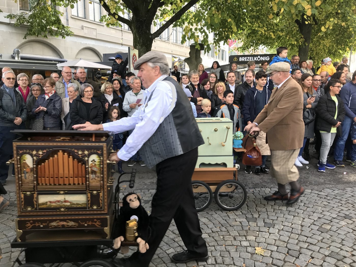 Auch der Schweizer Drehorgel-Club zog mit und und liess Orgeltöne erklingen.