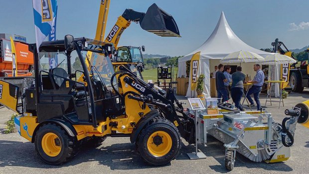 Mit dem Elektro-Hofl Mit dem Elektro-Hoflader 403 E erweitert JCB die Palette an Elektro-Fahrzeugen, die aus Dumpern, Minibaggern, Gabelstaplern und einem Teleskoplader besteht, um eine weitere Maschine.