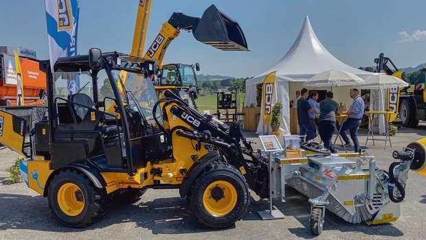 Mit dem Elektro-Hoflader 403 E erweitert JCB die Palette an Elektro-Fahrzeugen, die aus Dumpern, Minibaggern, Gabelstaplern und einem Teleskoplader besteht, um eine weitere Maschine. 