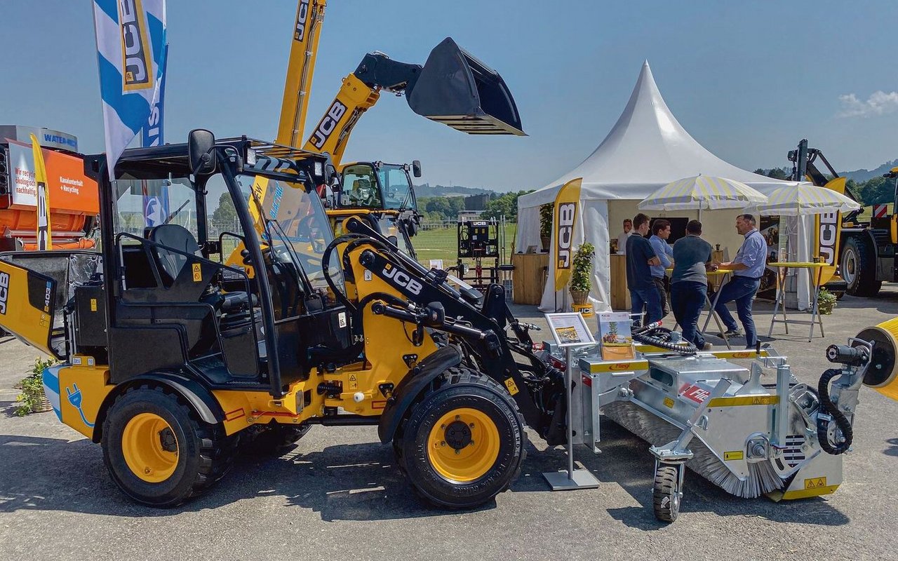 Mit dem Elektro-Hoflader 403 E erweitert JCB die Palette an Elektro-Fahrzeugen, die aus Dumpern, Minibaggern, Gabelstaplern und einem Teleskoplader besteht, um eine weitere Maschine. 