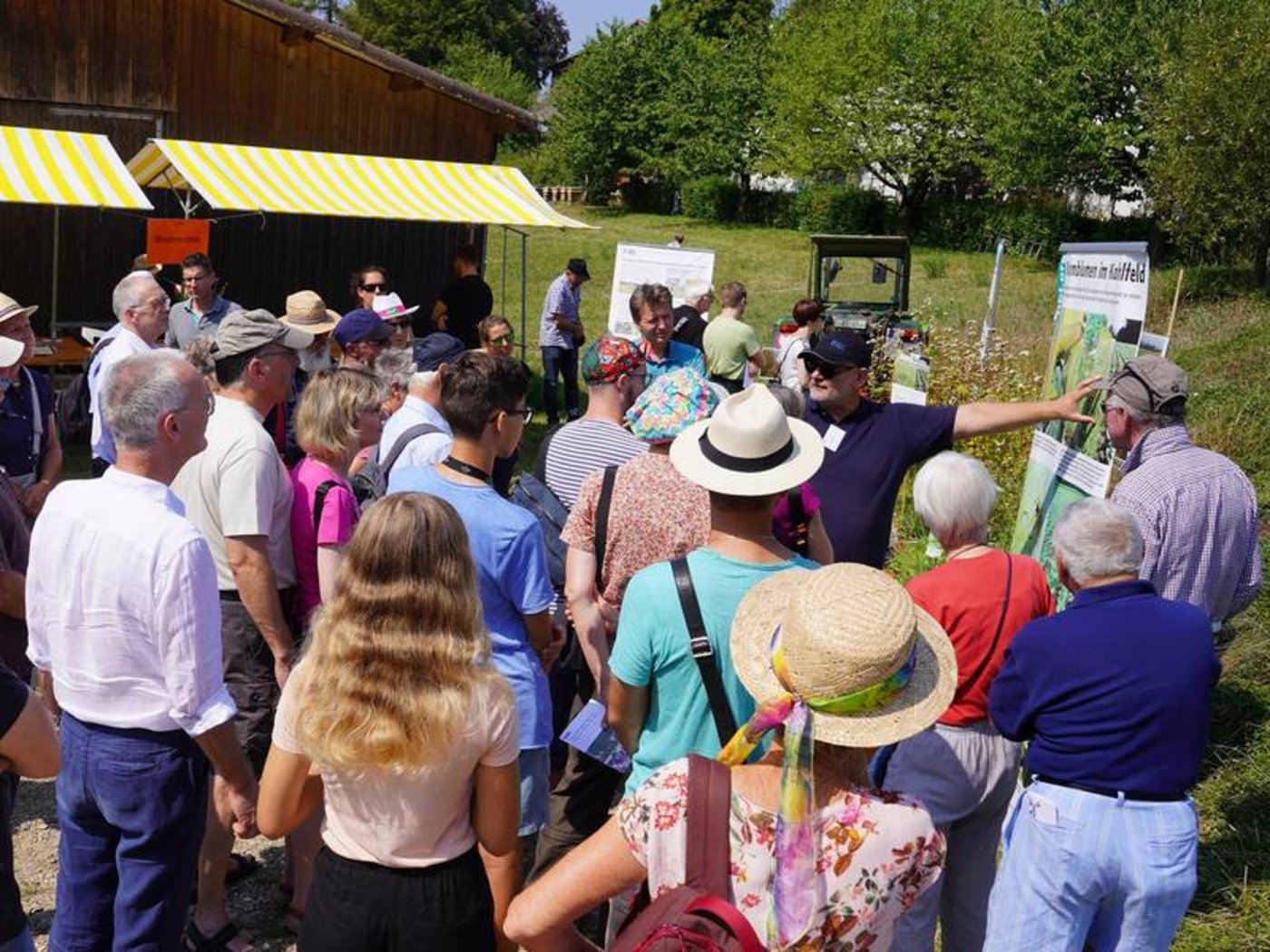 An 14 Infoständen konnten sich die etwa 4000 Besucher über aktuelle Forschungsprojekte informieren. (Bild Thomas Alföldi, FiBL)