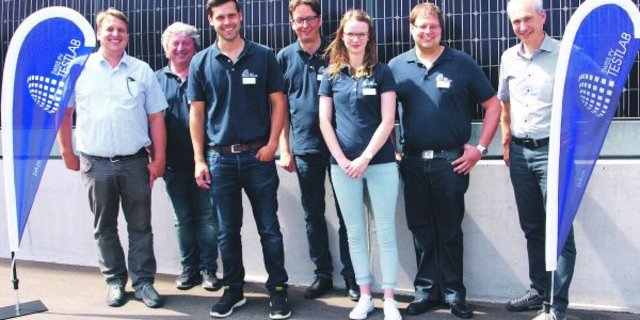Fabian Brühwiler (links) und Christian Wolf umrahmen das Team der Swiss PV Testlab AG (v. l. n. r.): Thomas Friesen, Roman Gassmann, Thomas Cadonau, Stefanie Blaser und Mathias Brühwiler. (Bild tos)