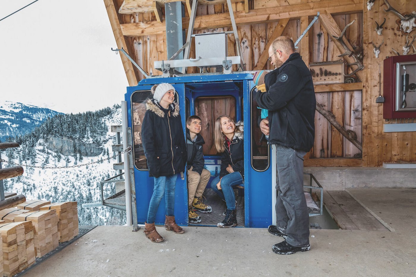 Mit Baby Ina im Arm verabschiedet Toni Arnold seine grösseren Kinder, die wieder talwärts fahren. (Foto: Johanna Bossart)