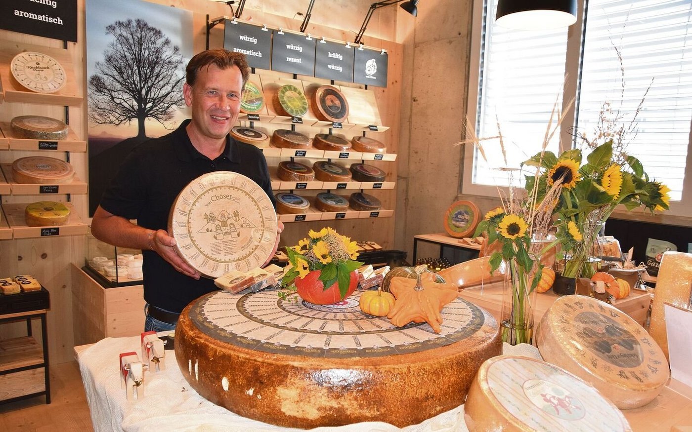 Thomas Vogt in seinem Verkaufsladen in Worb. Das Angebot an Käse ist riesig, der Laden vorbildlich und heimelig eingerichtet.