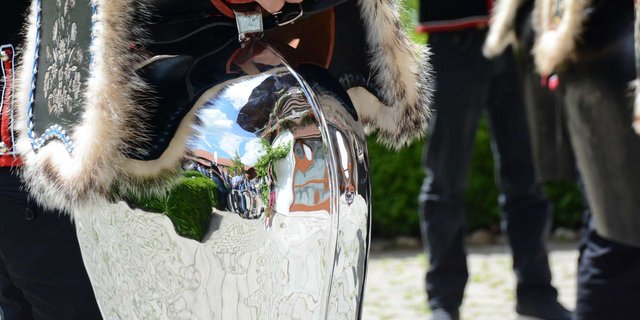 Schüler treicheln anlässlich Abschlussfeier in Schüpfheim LU. (Bild: ag)