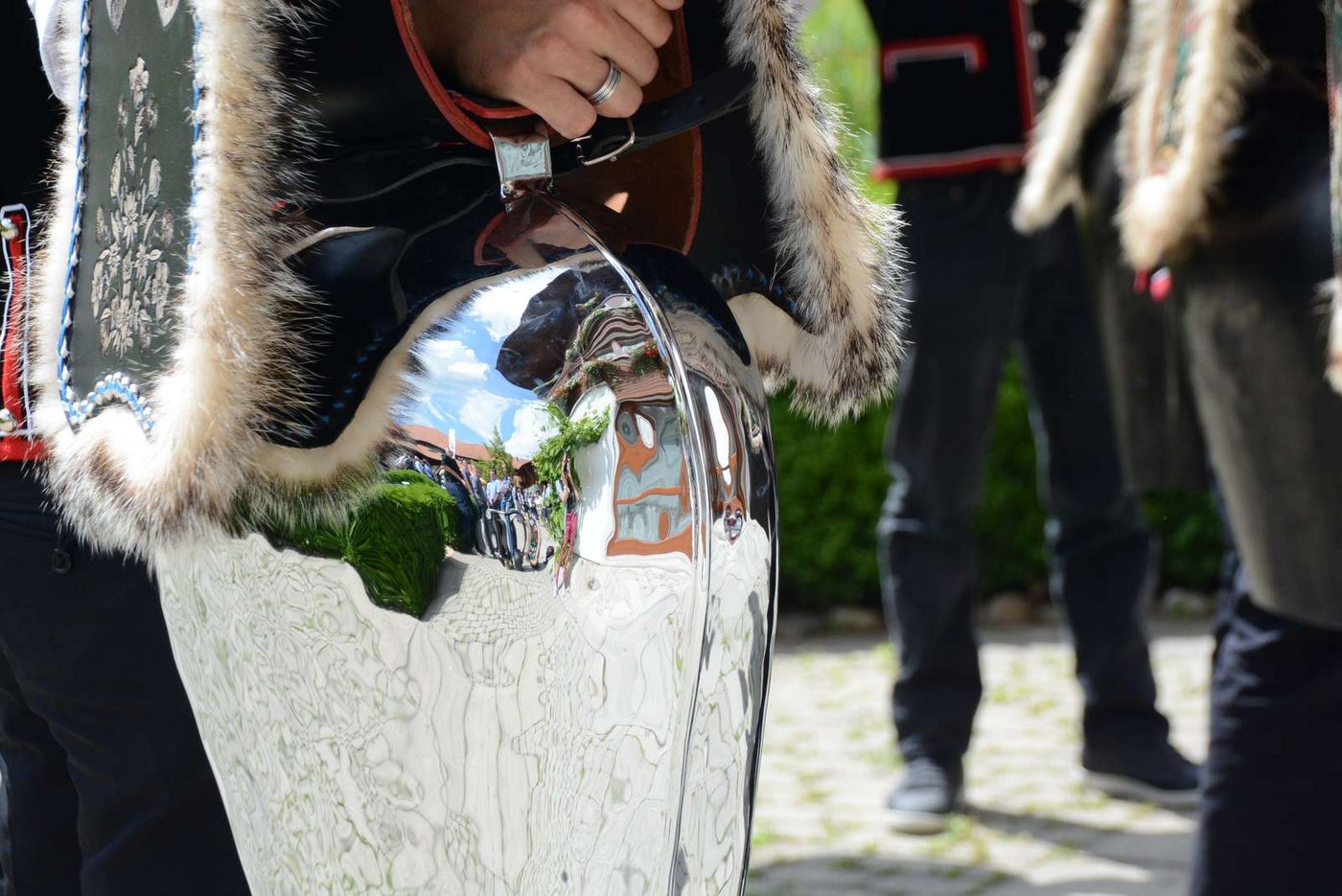 Schüler treicheln anlässlich Abschlussfeier in Schüpfheim LU. (Bild: ag)