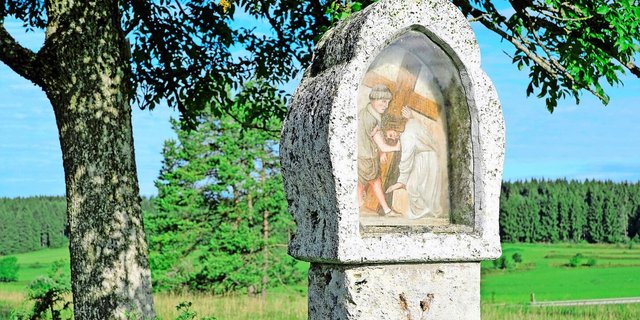 Dasein (er-)tragen: Kreuzwegauf dem Feld. 