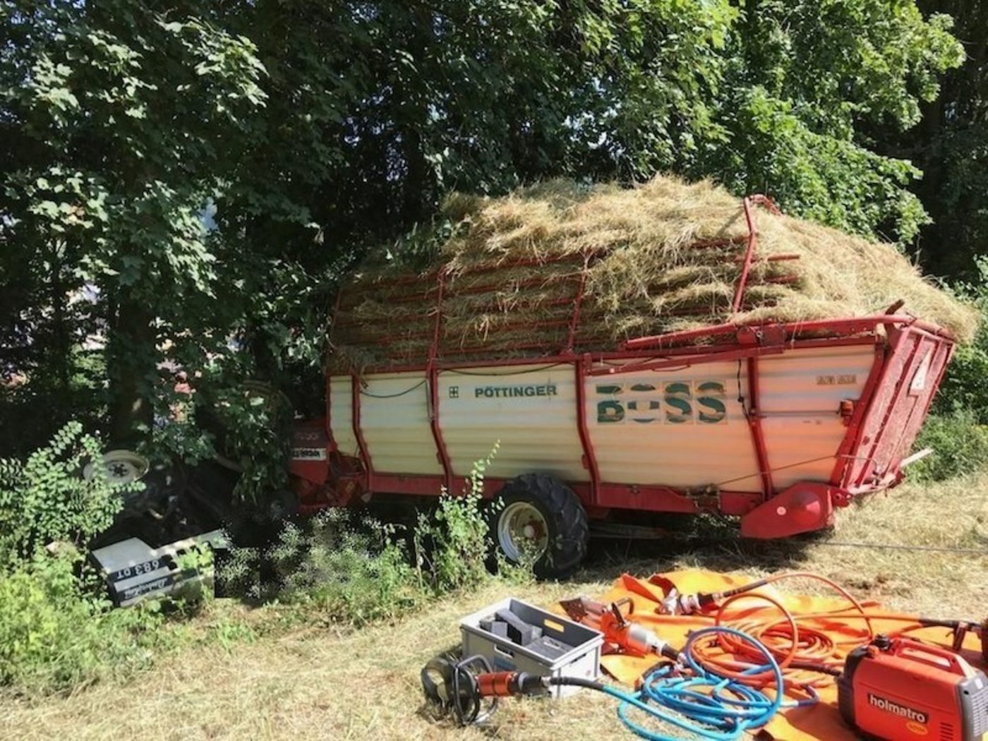 Der Traktor geriet samt Ladewagen über eine Geländekante und der Lenker konnte das Gefährt nicht mehr bremsen.