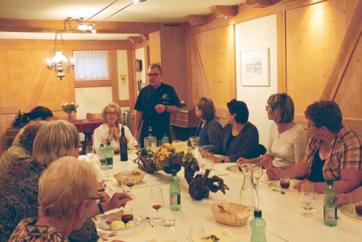 Als Hauptgang serviert der routinierte Gastgeber einen «Winzertopf» mit hausgemachten Spätzli, Speckbohnen und einer selbst eingelegten Rotweinbirne mit Brombeeren. Die bürgerlichen Damen von «Frauen-Info» geniessen ihr Menü. (Bild Curdin à Porta)