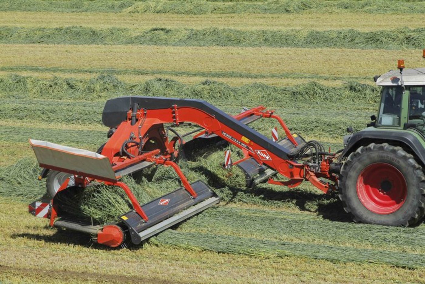 Der weltweit tätige Konzern Bucher Industries stellt unter anderem Landmaschinen her, wie dieser Bandschwader von Kuhn. (Bild Bucher)