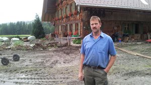 Der Brunnen wurde vom Wasser davon getragen, ebenso das Jauchefass. Landwirt Hans Gerber gestern Mittwochmorgen vor dem Bauernhaus. Wasser und Schlamm liefen durch die Gebäude (nächstes Bild) ... (Bilder: Simone Barth)