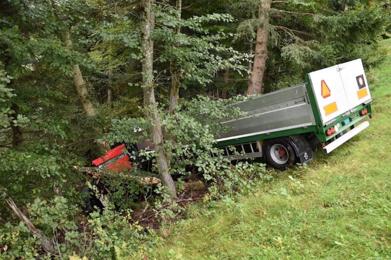 Der Anhänger wurde beim Unfall erheblich beschädigt, beim Traktor kam es zum Totalschaden. (Bild Kantonspolizei Graubünden)