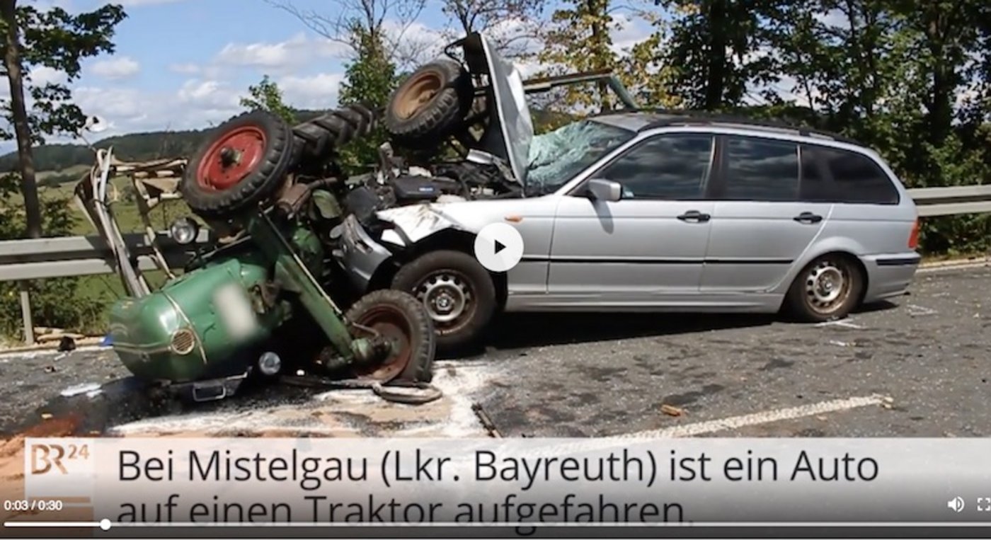 Die Lenkerin fuhr dem Traktor auf einer Staatsstrasse auf.  (Bild Screenshot BR24)