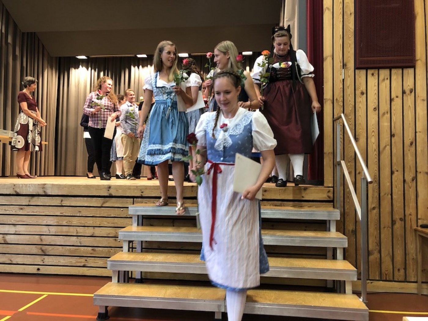 Zu den Modulpässen gab es eine Rose, überreicht von Theres Weber-Gachnang, Präsidentin der Zürcher Landfrauen Vereinigung. (Bild Esther Thalmann)