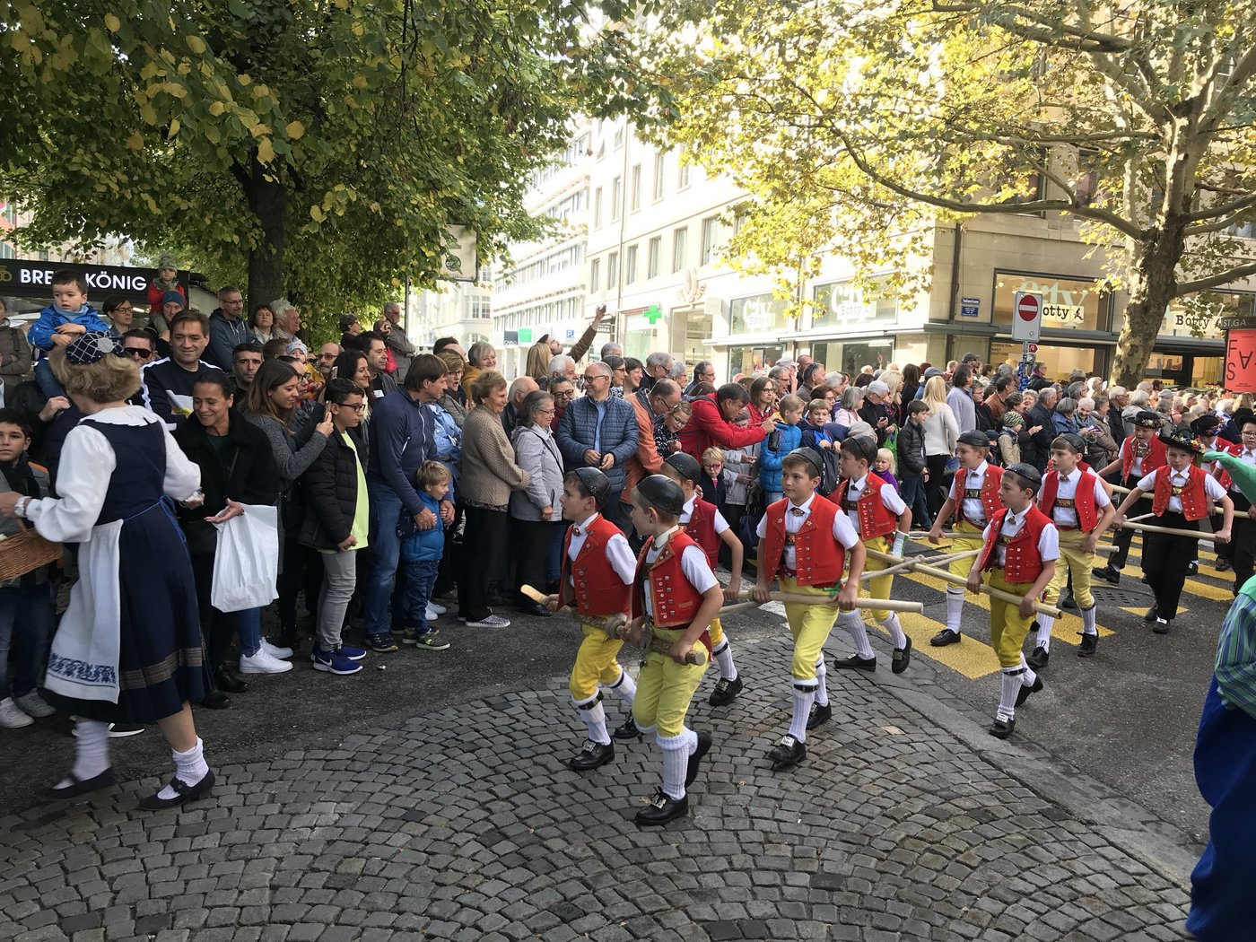 Beim Buebebloch in Stein AI wird ein Baumstamm von Knaben rund um das Dorf gezogen.