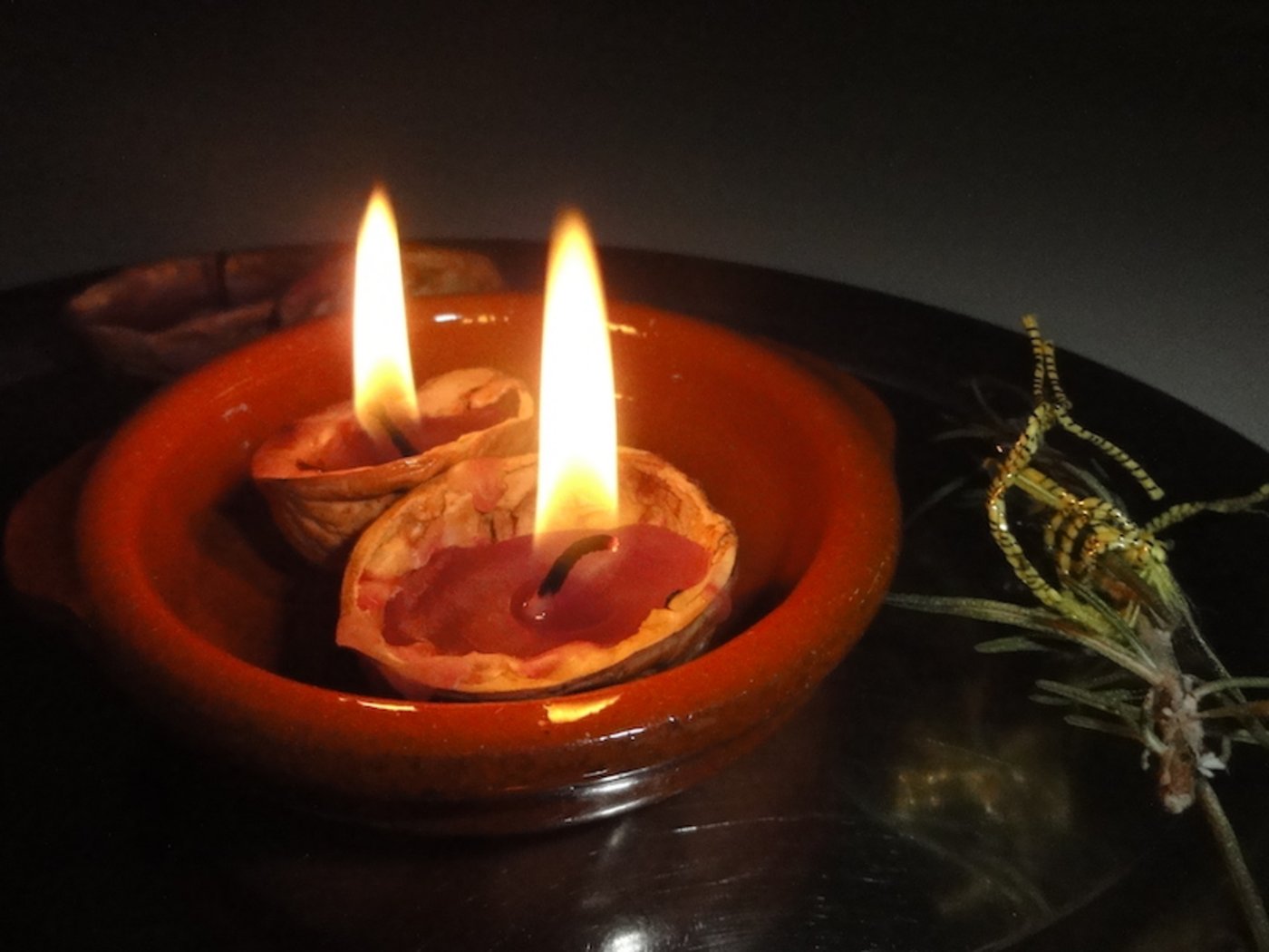 Baumnuss-Schwimmkerzen sorgen für romantisches Ambiente.