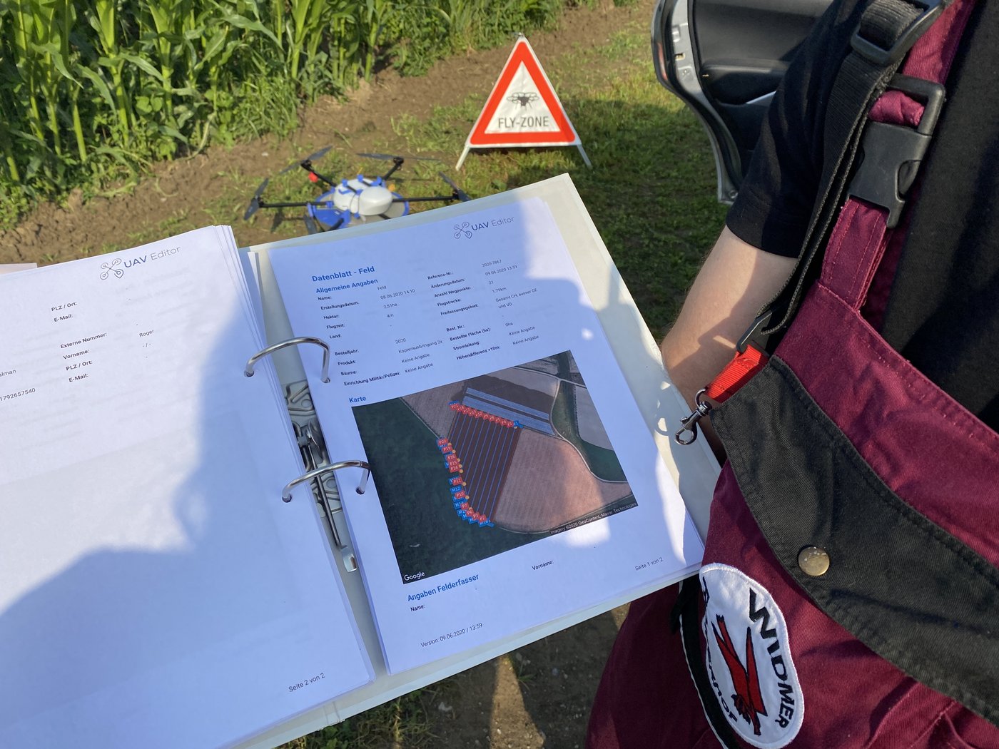Bevor die Drohne abhebt, hat Thomas Widmer zu Hause schon die Koordinaten des Feldes und die Eckpunkte eingegeben. So weiss die Drohne automatisch, wo sie lang fliegen muss.
