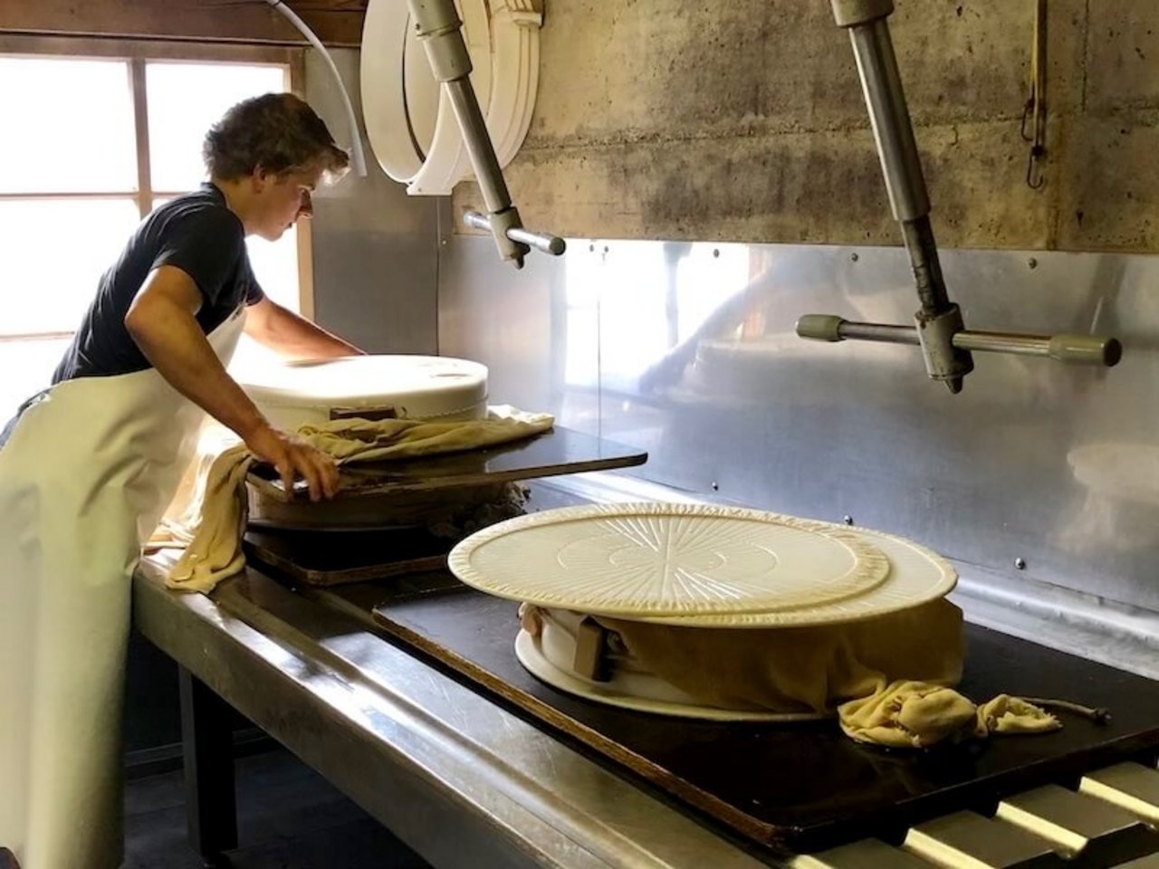 Gegen Ende des Alpsommers geben die Kühe weniger Milch. So können täglich nur noch drei Käse hergestellt werden. (Bild jba)