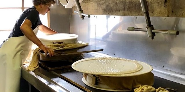 Gegen Ende des Alpsommers geben die Kühe weniger Milch. So können täglich nur noch drei Käse hergestellt werden. (Bild jba)