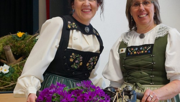 Wechesel an der Spitze der Aargauer Landfrauen: Lotti Baumann (links) übernimmt von Helen Schreiber. (Bild Ruth Aerni)