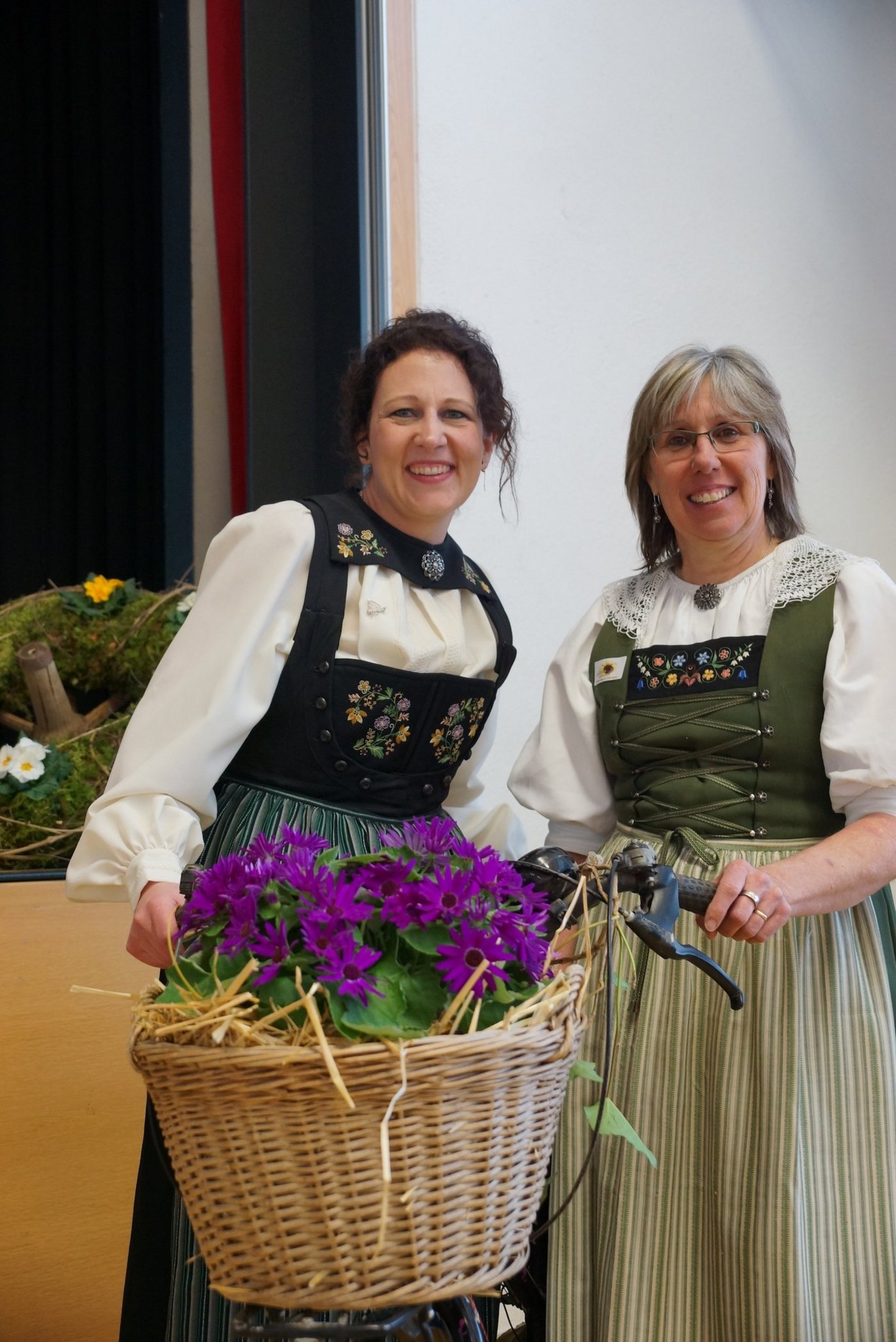 Wechesel an der Spitze der Aargauer Landfrauen: Lotti Baumann (links) übernimmt von Helen Schreiber.    (Bild Ruth Aerni)